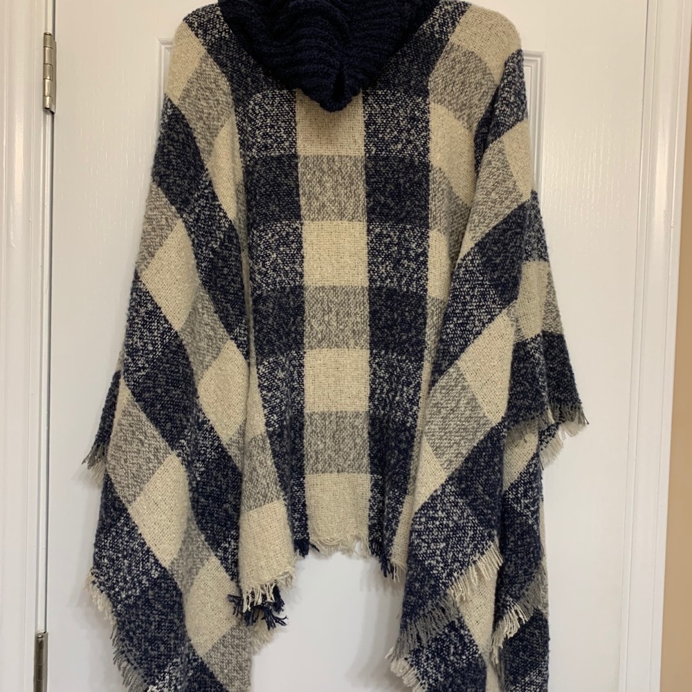 NWT Nicole’s Boutique Poncho